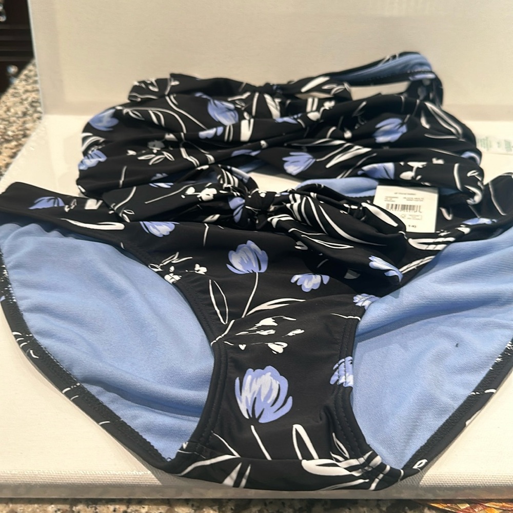 NWT Samdflower two piece bikinis with tie back bra and slinky bottoms. Size XL